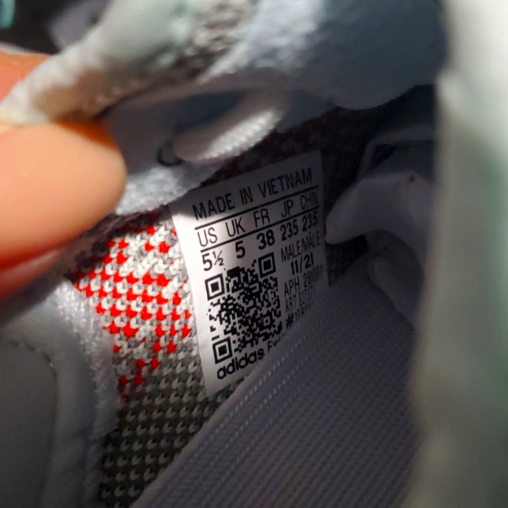 - Yeezy Boost 350 V2 - Picture 3 of 4